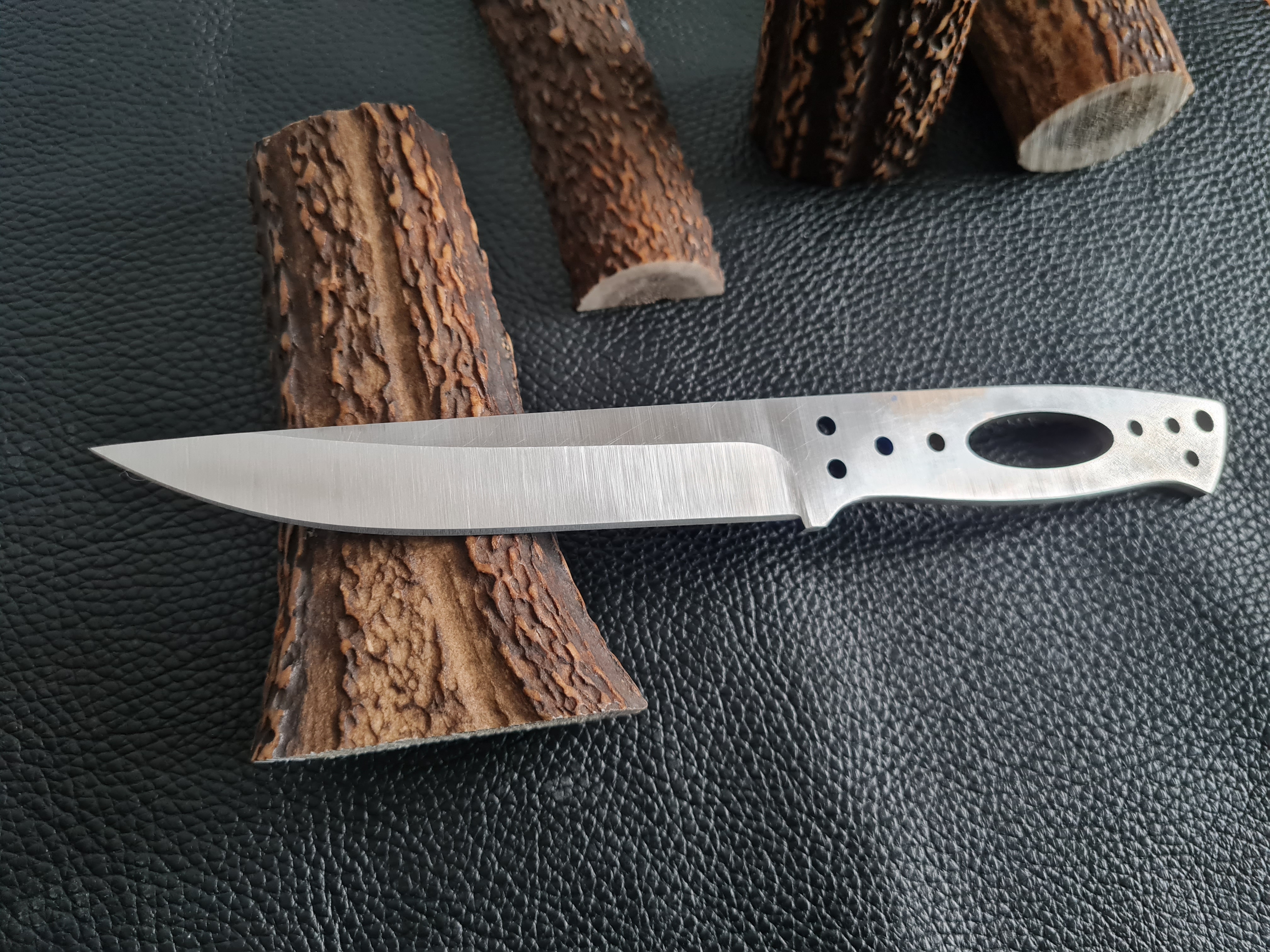 Yukon 5" Full Tang, Plochý výbrus - Elmax Čepel