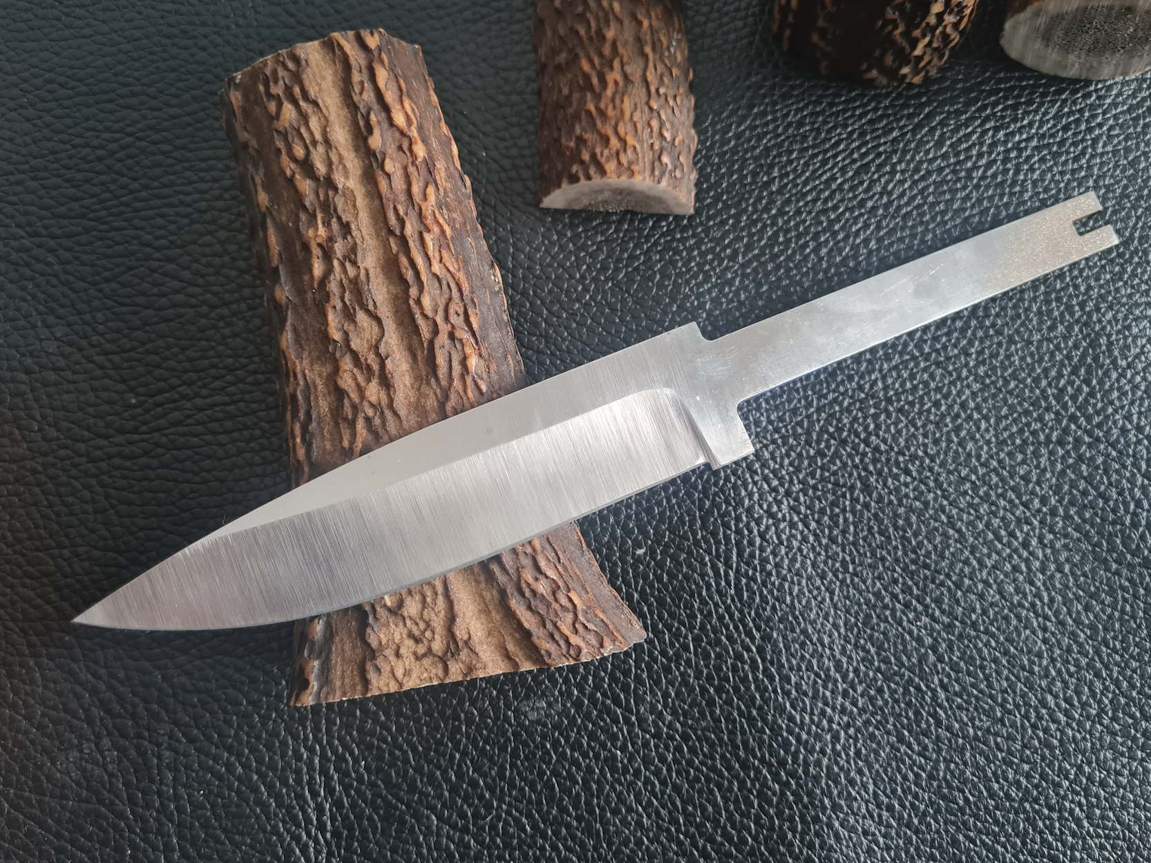Appache 5" Hidden Tang, Dutý výbrus - Elmax Čepel