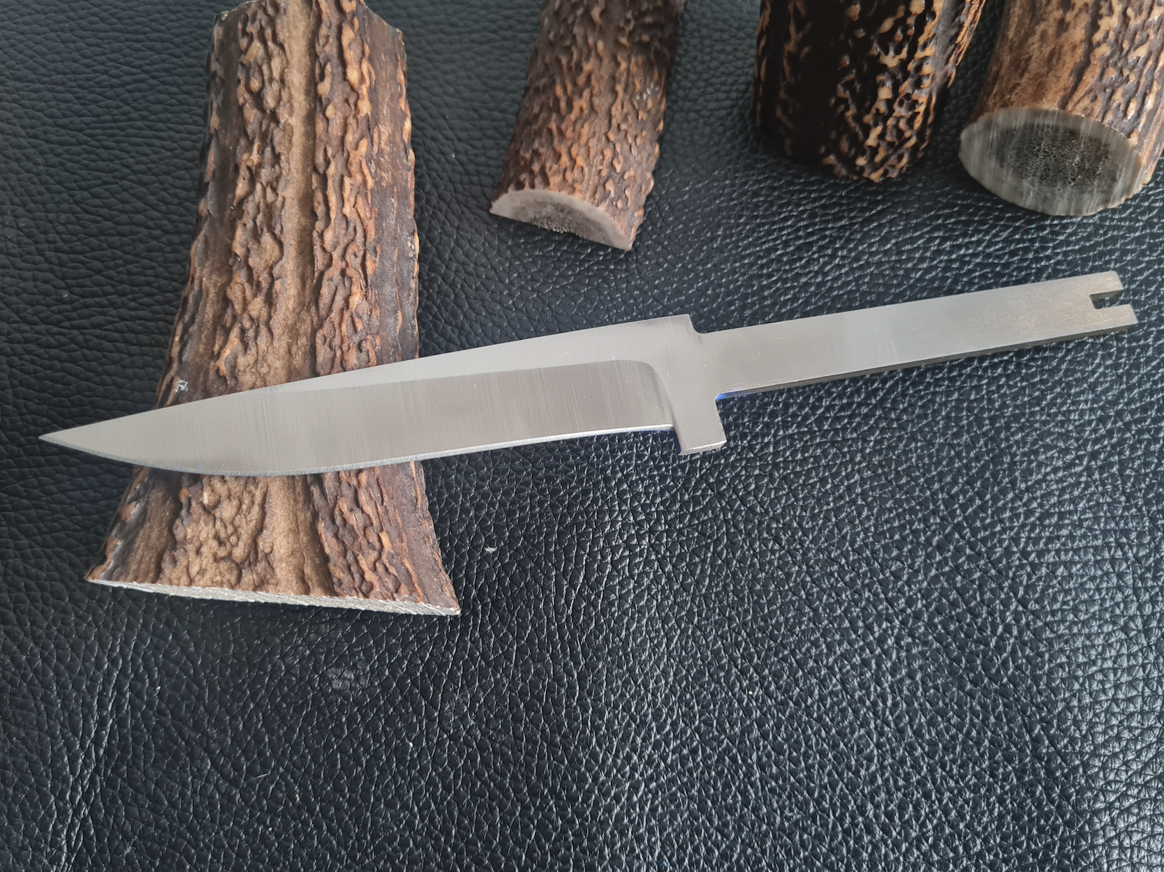 Finn 5" Hidden Tang, Dutý výbrus - Elmax Čepel