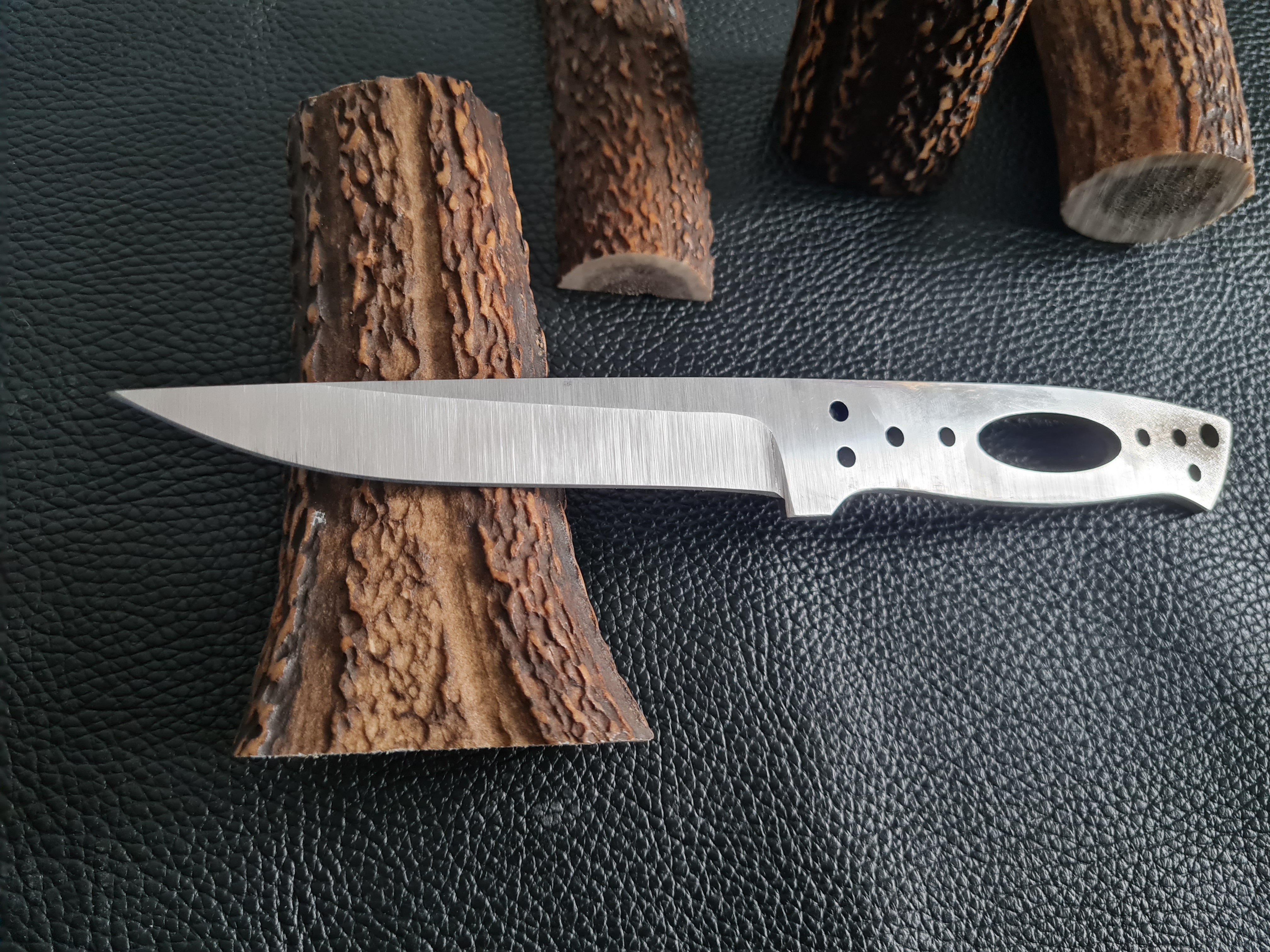 Finn 5" Full Tang, Dutý výbrus - Elmax Čepel